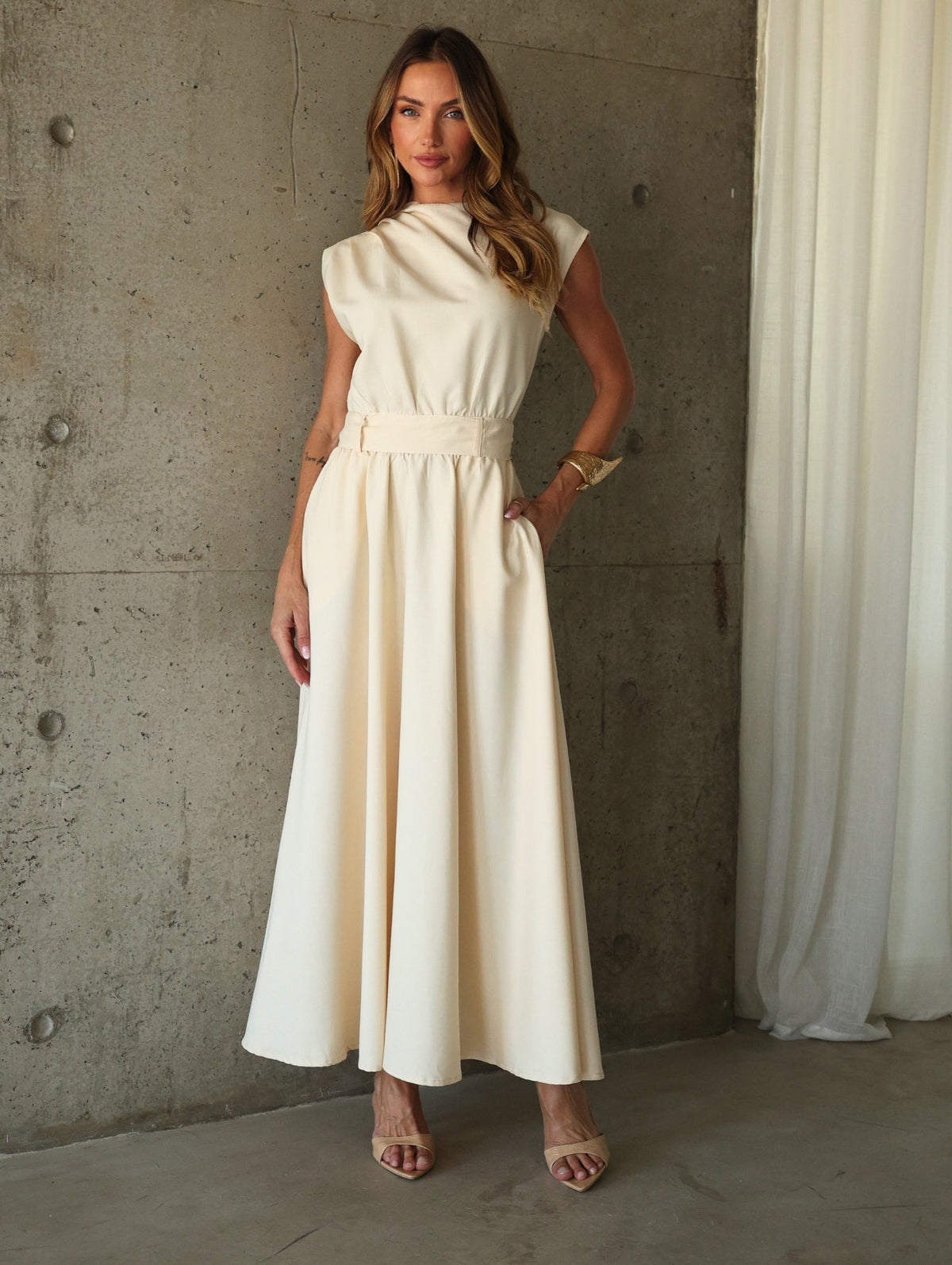 Vestido Midi Acinturado com Bolso e Ombro Drapeado Hazel