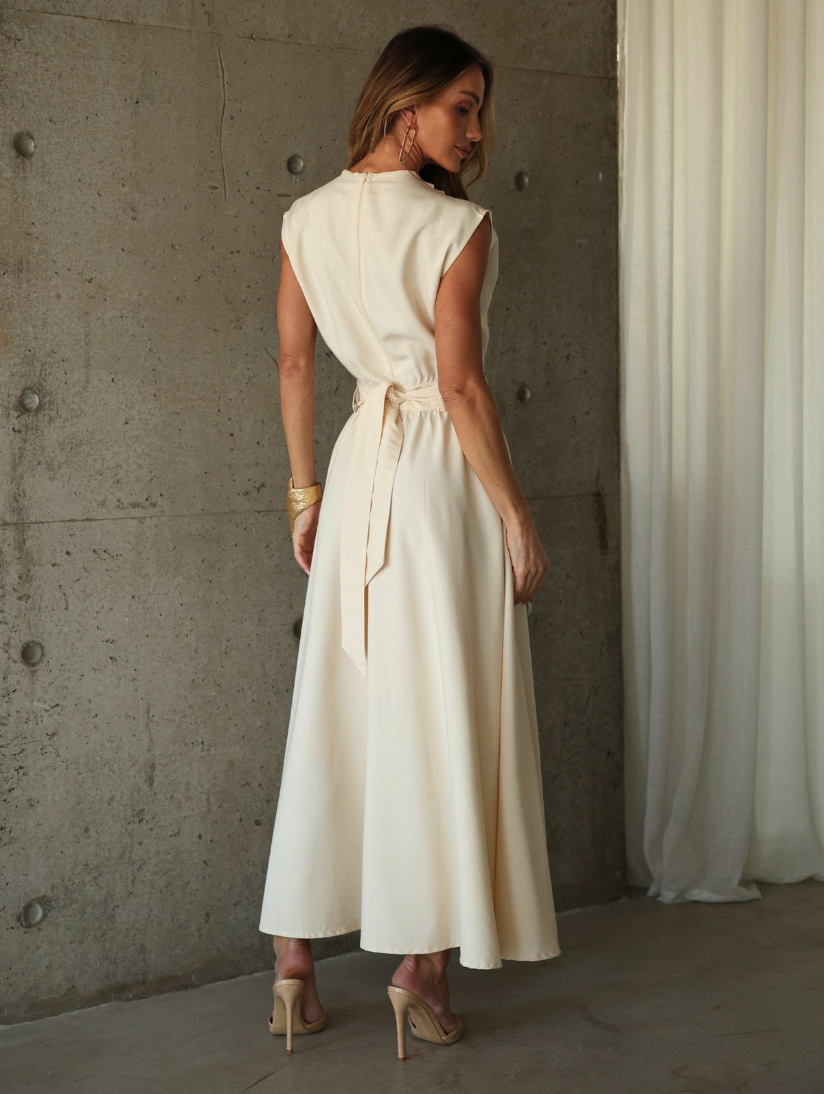 Vestido Midi Acinturado com Bolso e Ombro Drapeado Hazel