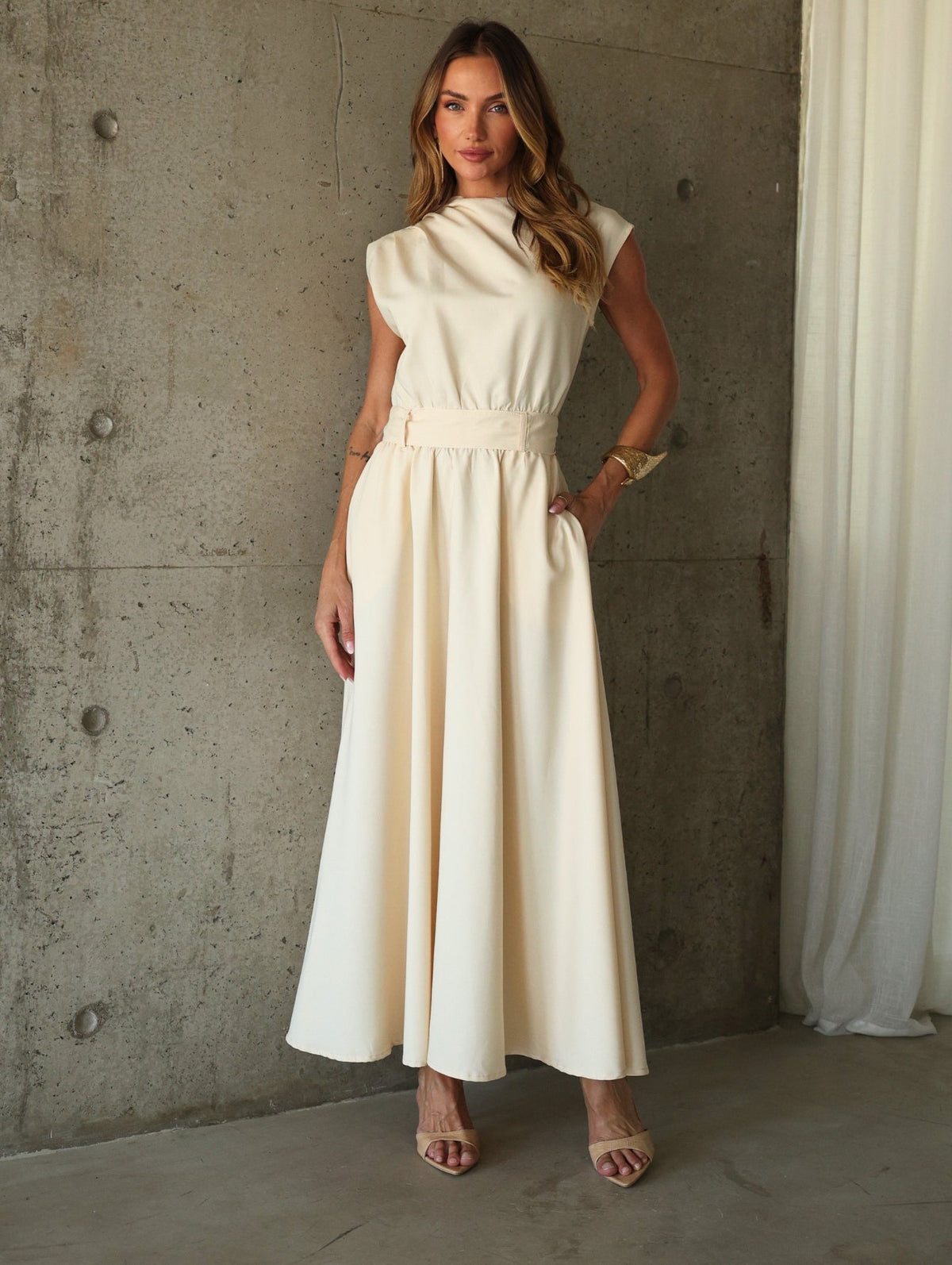 Vestido Midi Acinturado com Bolso e Ombro Drapeado Hazel
