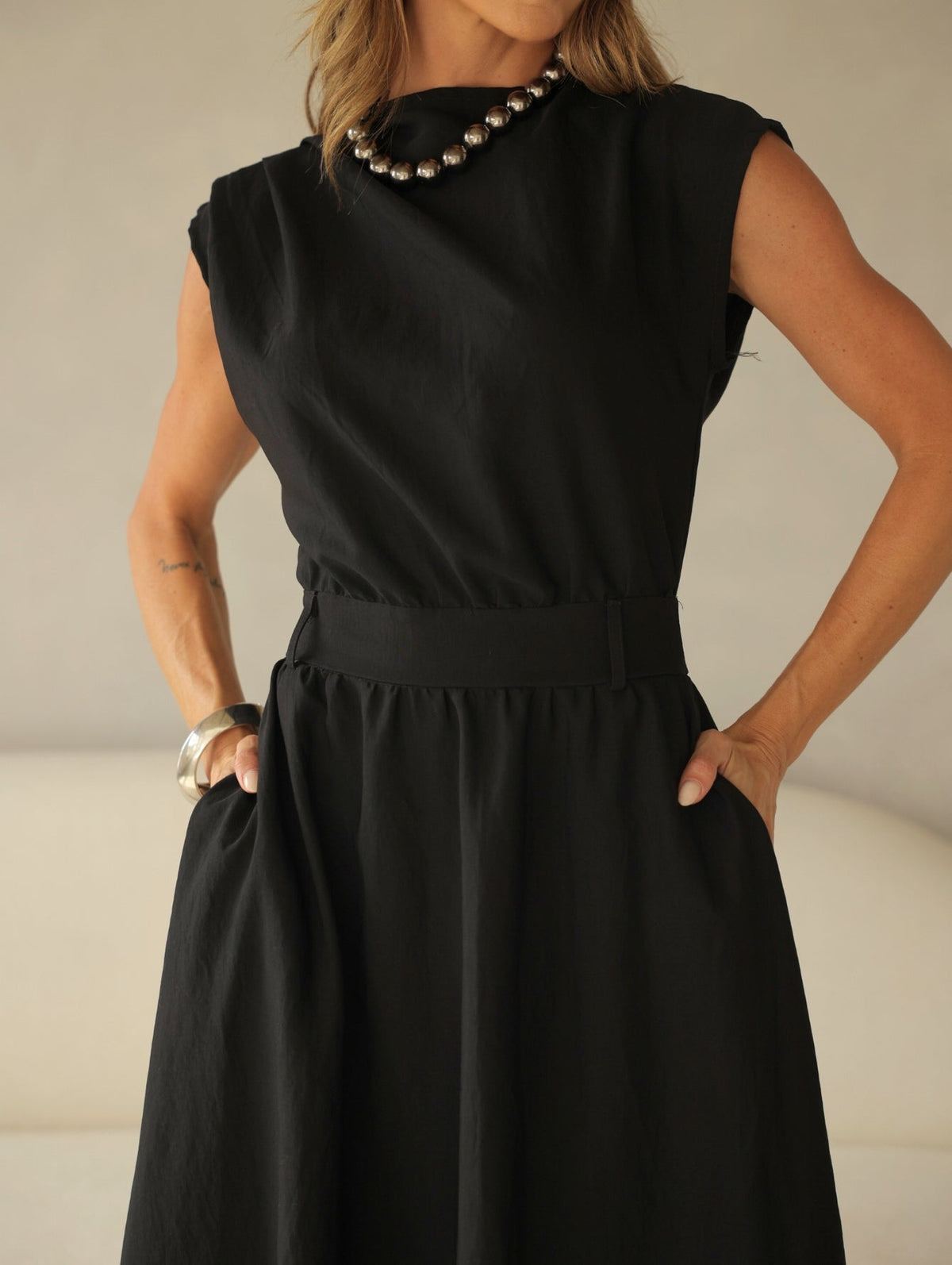 Vestido Midi Acinturado com Bolso e Ombro Drapeado Hazel