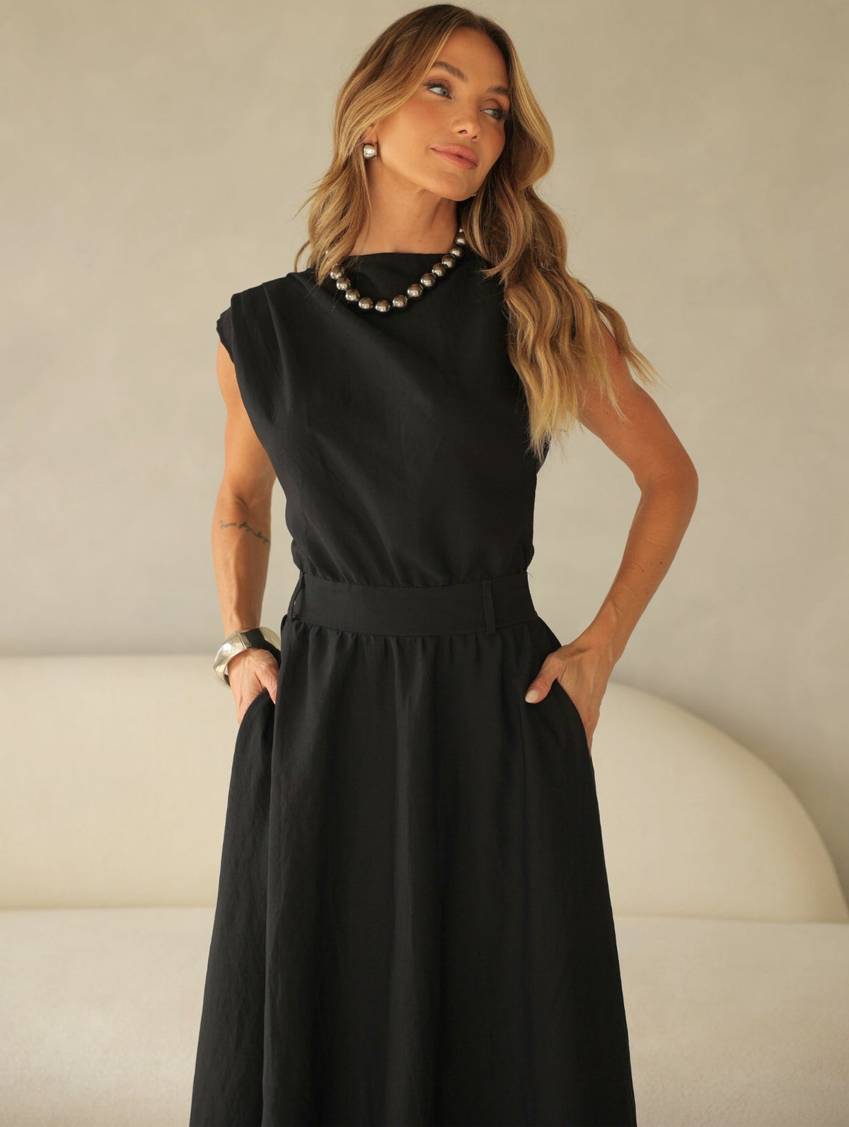 Vestido Midi Acinturado com Bolso e Ombro Drapeado Hazel